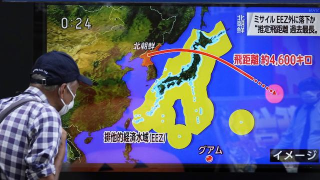 Un missile balistique tiré par la Corée du Nord a survolé le Japon avant de s'écraser dans l'océan Pacifique. [Keystone/EPA - Kimimasa Mayama]