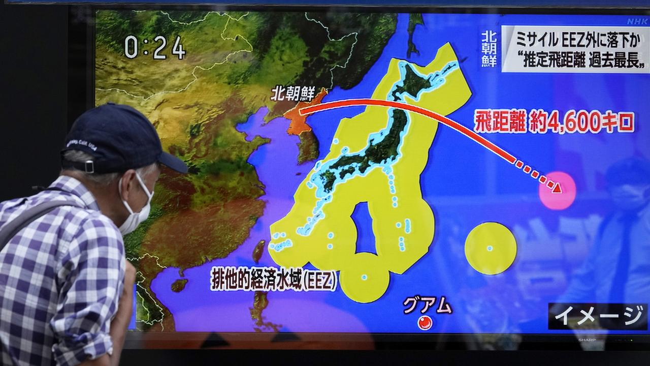 Un missile balistique tiré par la Corée du Nord a survolé le Japon avant de s'écraser dans l'océan Pacifique. [Keystone/EPA - Kimimasa Mayama]