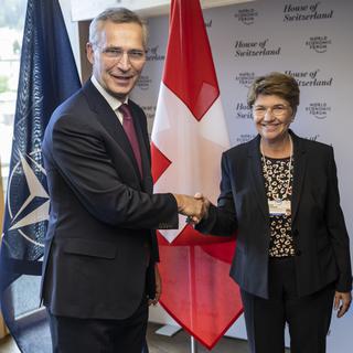 La conseillère fédérale Viola Amherd avec Jens Stoltenberg, le secrétaire général de l'OTAN, au WEF. [Keystone - Laurent Gillieron]