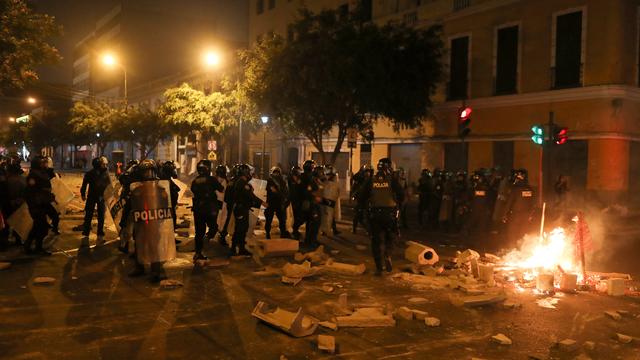 Deux personnes sont mortes et cinq personnes au moins ont été blessées dimanche lors de manifestations grandissantes contre la présidente du Pérou Dina Boluarte. [reuters - Sebastian Castaneda]