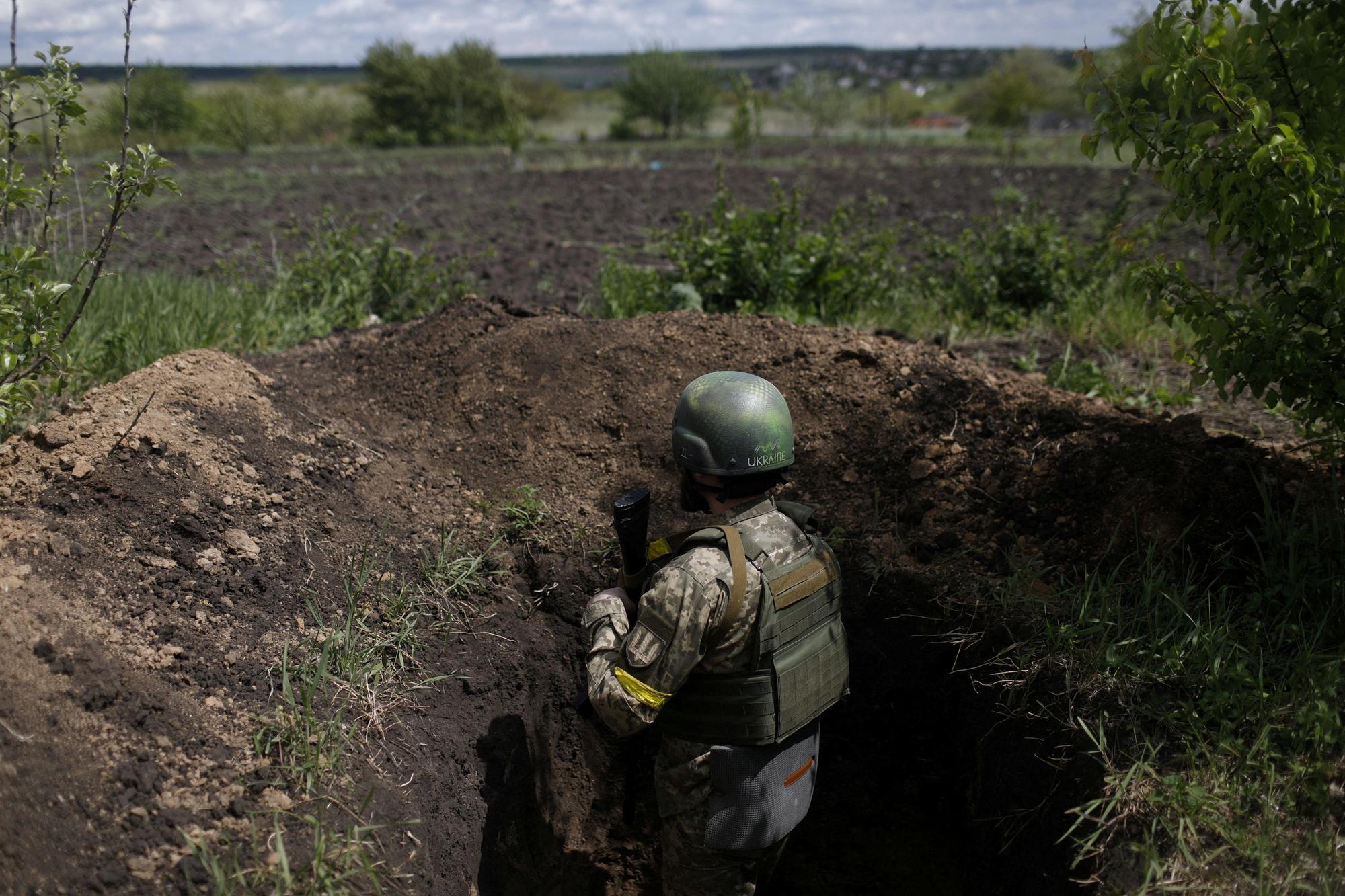 Un soldat ukranien dans une tranchée de la région de Kharkiv. [Reuters - Ricardo Moraes]