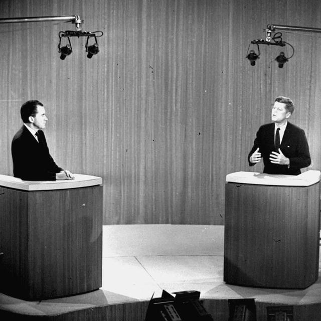 Sur cette photo du 21 octobre 1960, le sénateur John F. Kennedy (à droite) et le vice-président Richard M. Nixon débattent dans un studio new yorkais. Ces grands débats télévisés, les premiers de l'Histoire, obligent les partisans de Nixon à écouter un Kennedy confiant et bien préparé. Ils peuvent difficilement éviter la comparaison avec Nixon. [AP/Keystone]