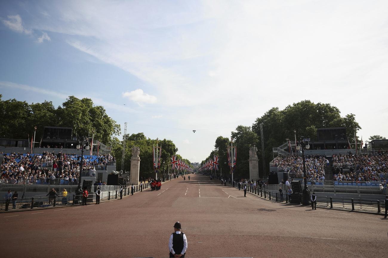 Le Mall à Londres se prépare à accueillir la parade militaire pour le jubilé de platine d'Elizabeth II. [KEYSTONE - HANNAH MCKAY]