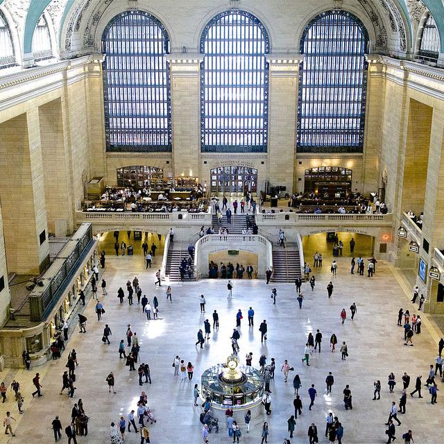 Le hall principal de Grand Central Terminal, à New York (USA). Le bâtiment, sur sept niveaux, accueille 800 trains par jour sur 63 voies et abrite 35 restaurants. Le plafond du hall principal, qui s'élève à 38 mètres, est recouvert de peintures représentant 2500 étoiles. [wikipedia - Danazar]