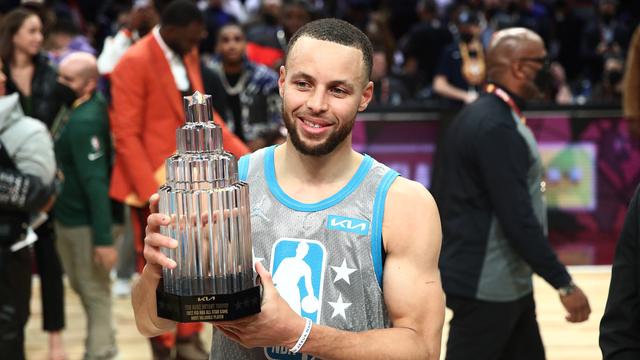 Curry a reçu le Trophée Kobe Bryant après avoir été nommé meilleur joueur du All-Star Game. [Tim Nwachukwu]