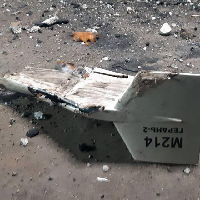Les débris d'un drone utilisé pour attaque russe en Ukraine, qui serait un Shahed-136 fabriqué en Iran. [AP/Keystone - Ukrainian military's Strategic Communications Directorate]