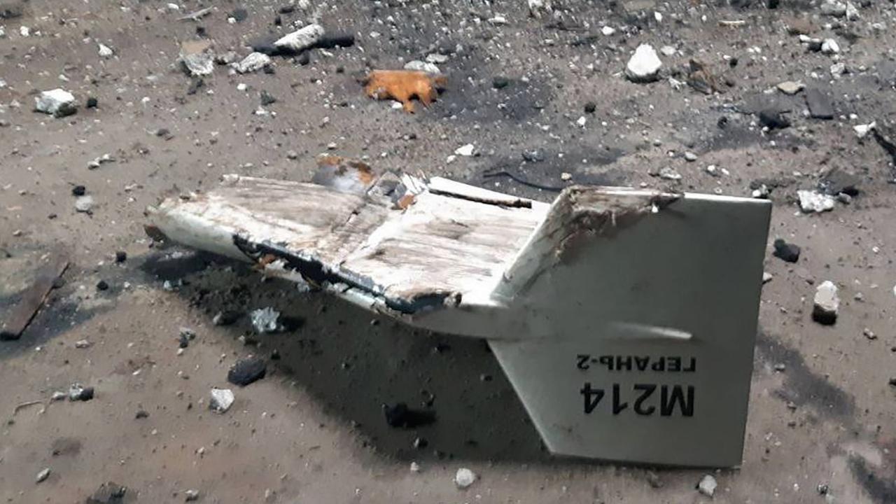 Les débris d'un drone utilisé pour attaque russe en Ukraine, qui serait un Shahed-136 fabriqué en Iran. [AP/Keystone - Ukrainian military's Strategic Communications Directorate]