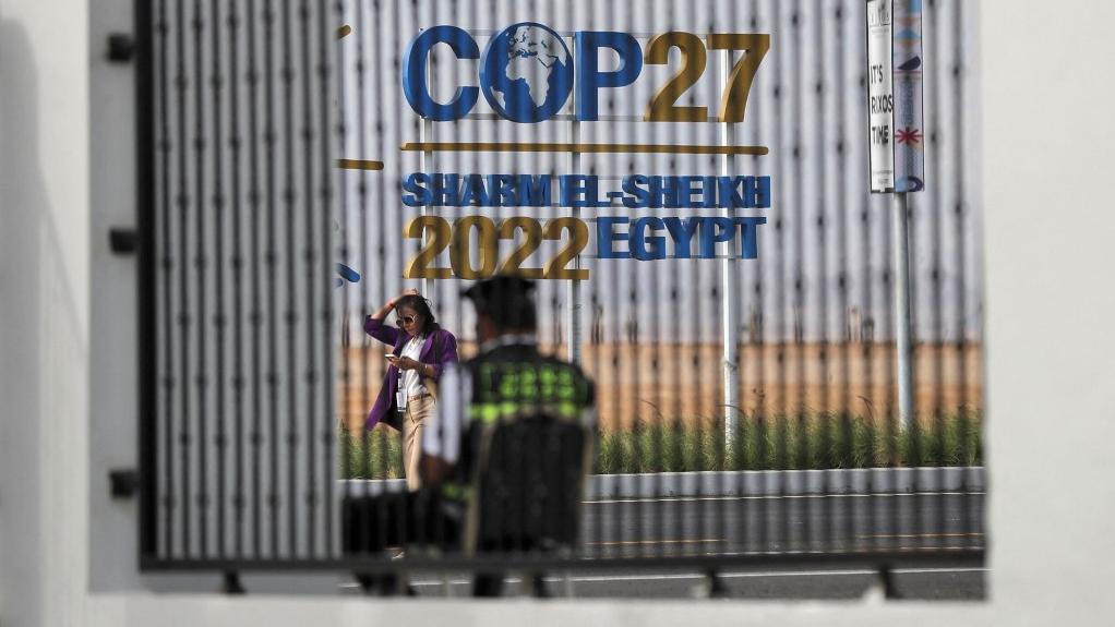 Après des négociations longues et difficiles, la COP27 s'est terminée dimanche à l'aube sur un bilan contrasté. [AFP - MOHAMMED ABED]