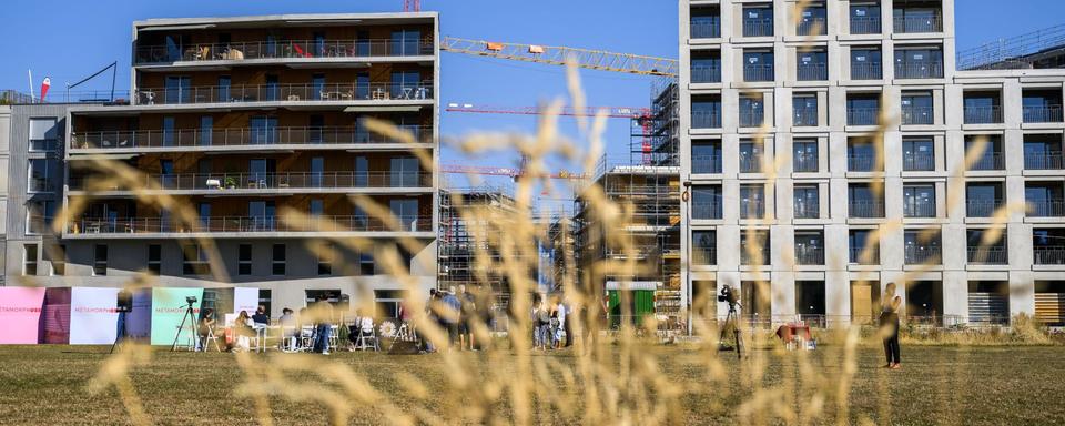 Une vue generale des immeubles lors de l'inauguration de l'ecoquartier des Plaines-du-Loup le mercredi 10 aout 2022 a Lausanne. Les premiers habitants ont commence a s'installer dans les premiers immeubles construit dans l'ecoquartier des Plaines-du-Loup au nord de Lausanne. (KEYSTONE/Jean-Christophe Bott) [Keystone - Jean-Christophe Bott]