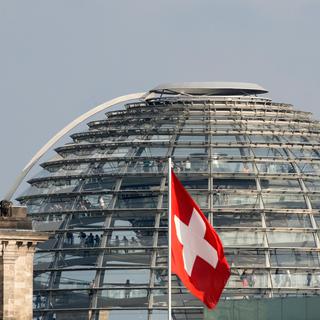 Le drapeau de l'ambassade suisse flotte devant le reichstage à Berlin. [EPA - Alexander Becher - Keystone]
