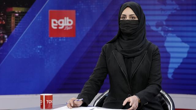 Khatereh Ahmadi, présentatrice de télévision, porte un couvre-chef alors qu'elle lit les informations sur TOLO NEWS, à Kaboul, en Afghanistan, le dimanche 22 mai 2022. [AP Photo/KEYSTONE - Ebrahim Noroozi]