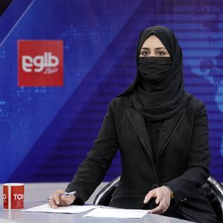 Khatereh Ahmadi, présentatrice de télévision, porte un couvre-chef alors qu'elle lit les informations sur TOLO NEWS, à Kaboul, en Afghanistan, le dimanche 22 mai 2022. [AP Photo/KEYSTONE - Ebrahim Noroozi]