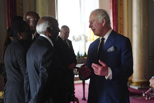 Charles III a reçu des représentants du Commonwealth au palais de Buckingham à Londres. [Keystone - Victoria Jones/Pool photo via AP]