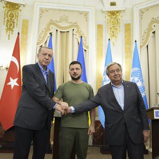 Le président Ukrainien Volodymyr Zelensky rencontre son homologue turc Recep Tayyip Erdogan et le secrétaire général de l'ONU Antonio Guterres à Lviv en Ukraine. [AP Photo - Evgeniy Maloletka - Keystone]
