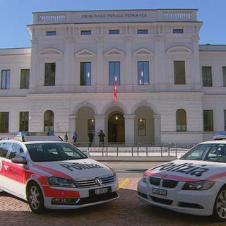 Des voitures de police stationnées devant le Tribunal pénal fédéral à Bellionzone (TI). [RTS]