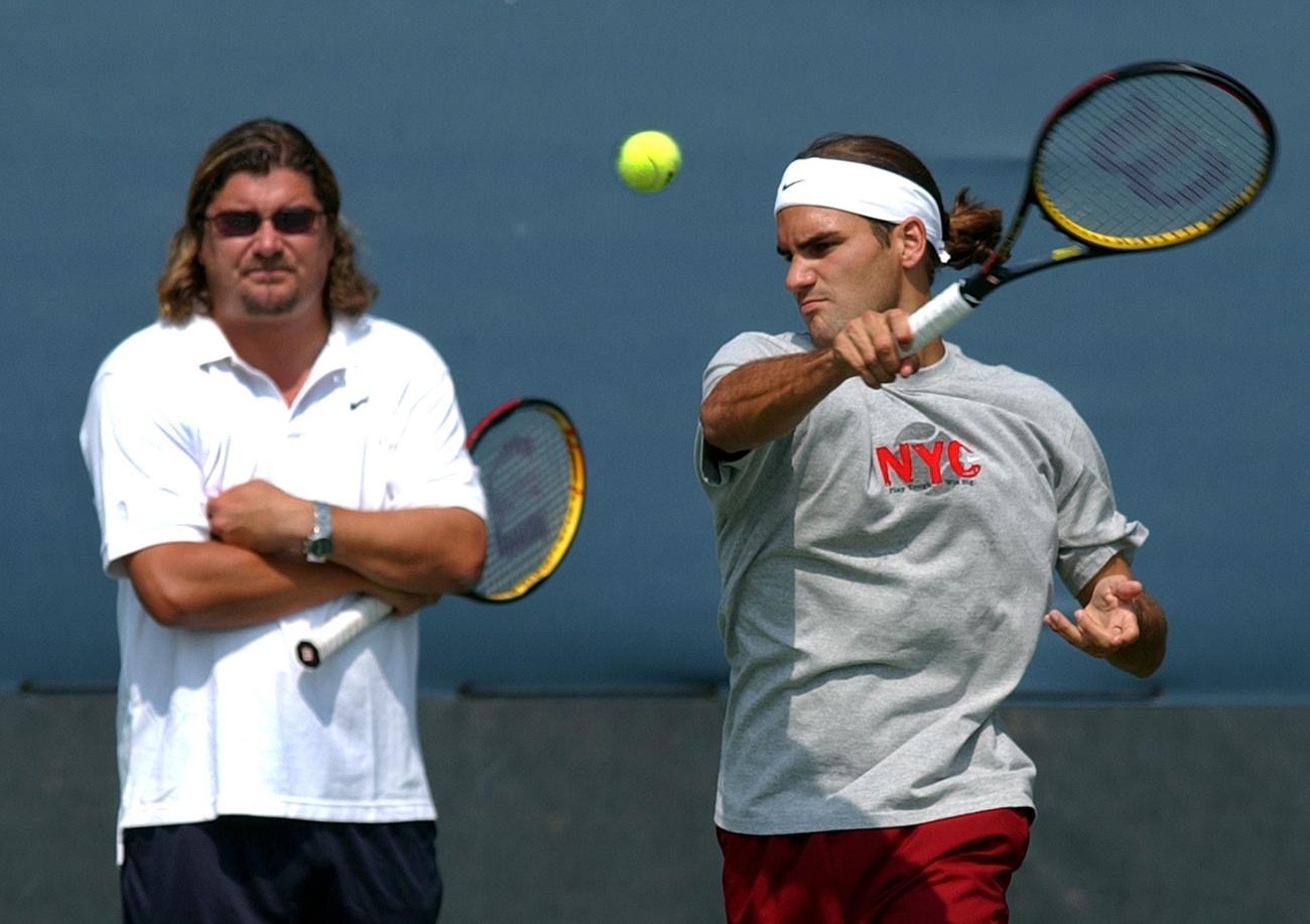Roger Federer, ici sous les yeux de Peter Lundgren, en préparation de l'US Open 2003. [Keystone - Eddy Risch]