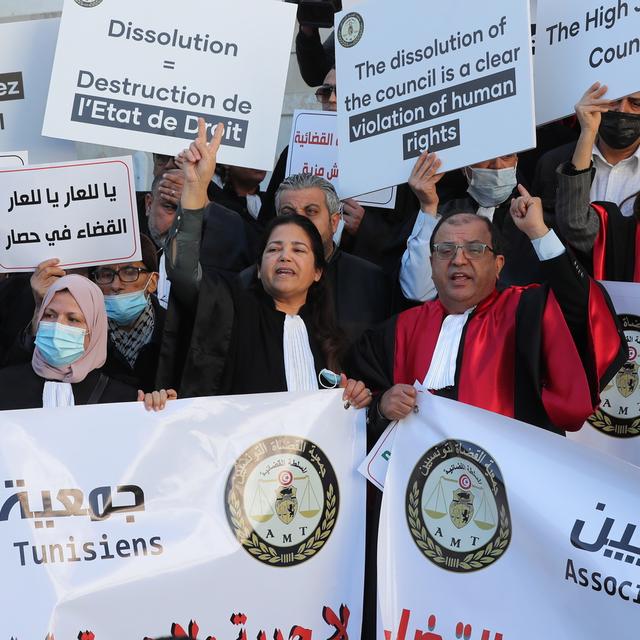 Des juges tunisiens protestent contre la dissolution du Conseil supérieur de la magistrature le 10 février dernier. [Keystone/EPA - Mohamed Messara]