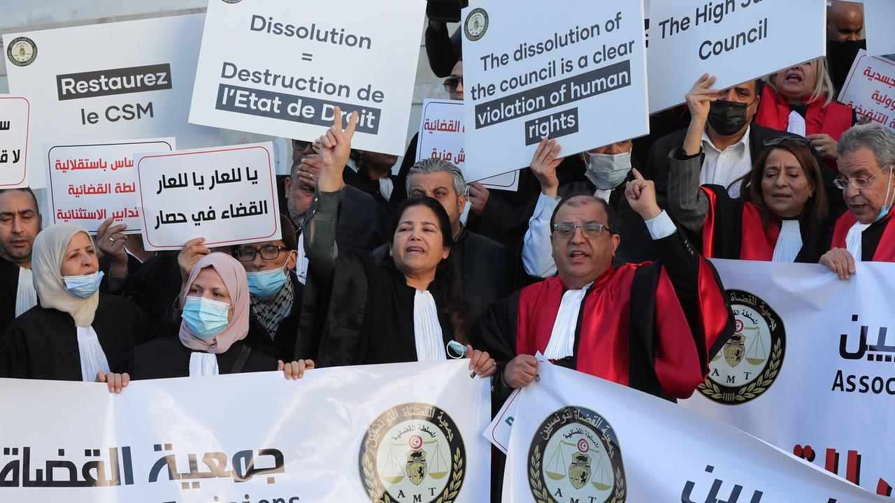 Des juges tunisiens protestent contre la dissolution du Conseil supérieur de la magistrature le 10 février dernier. [Keystone/EPA - Mohamed Messara]