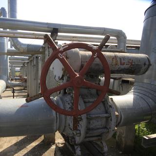 Des tuyaux et des valves d'une installation souterraine de stockage de gaz de la société Tchernomorneftegaz, dans le village ukrainien de Glebovka, en Crimée. [Reuters]