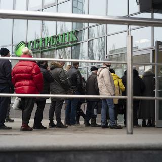 Les gens font la queue pour entrer dans une banque à Moscou, en Russie, le samedi 12 mars 2022. [AP Photo/ Keystone]