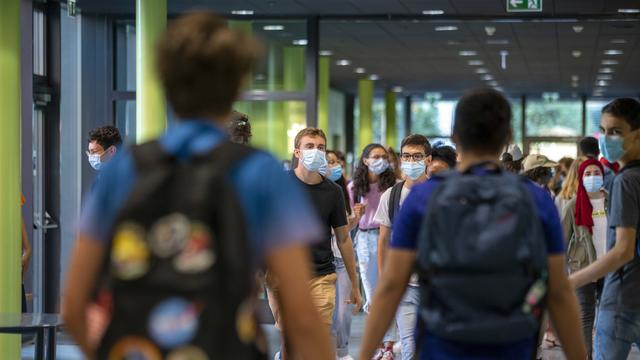 Des élèves dans les couloirs d'un collège genevois. [Keystone - Salvatore Di Nolfi]