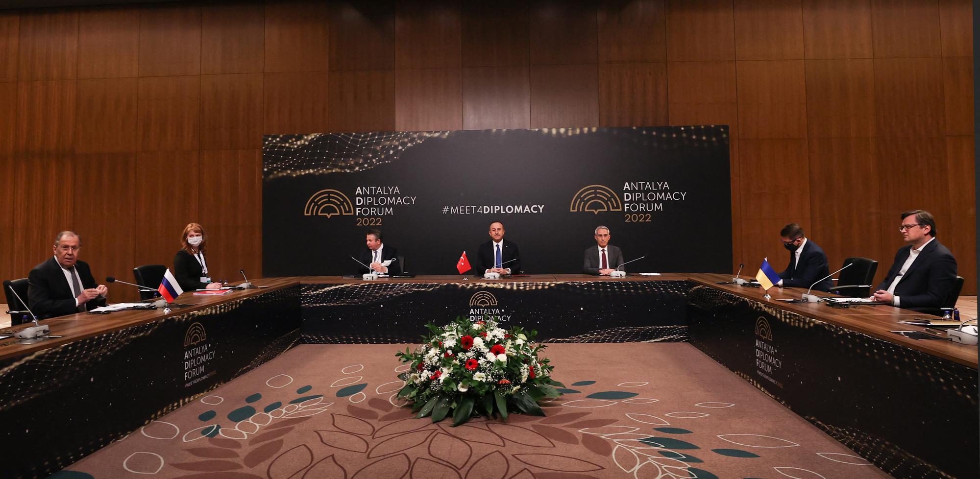 Les pourparlers ont débuté à Antalya en Turquie entre les ministres des Affaires étrangères russe Sergeï Lavrov (g.) et ukrainien Dmytro Kuleba (d.), sous le patronage du ministre turc Mevult Cavusoglu (c.). [Turkish Foreign Ministry/AFP - Cem Ozdel]