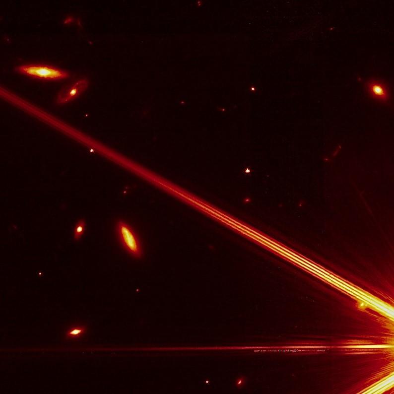 L'optique de Webb et le NIRCam sont si sensibles que les galaxies et les étoiles visibles en arrière-plan apparaissent même sur l'image-test. [NASA/STScI - JWST]