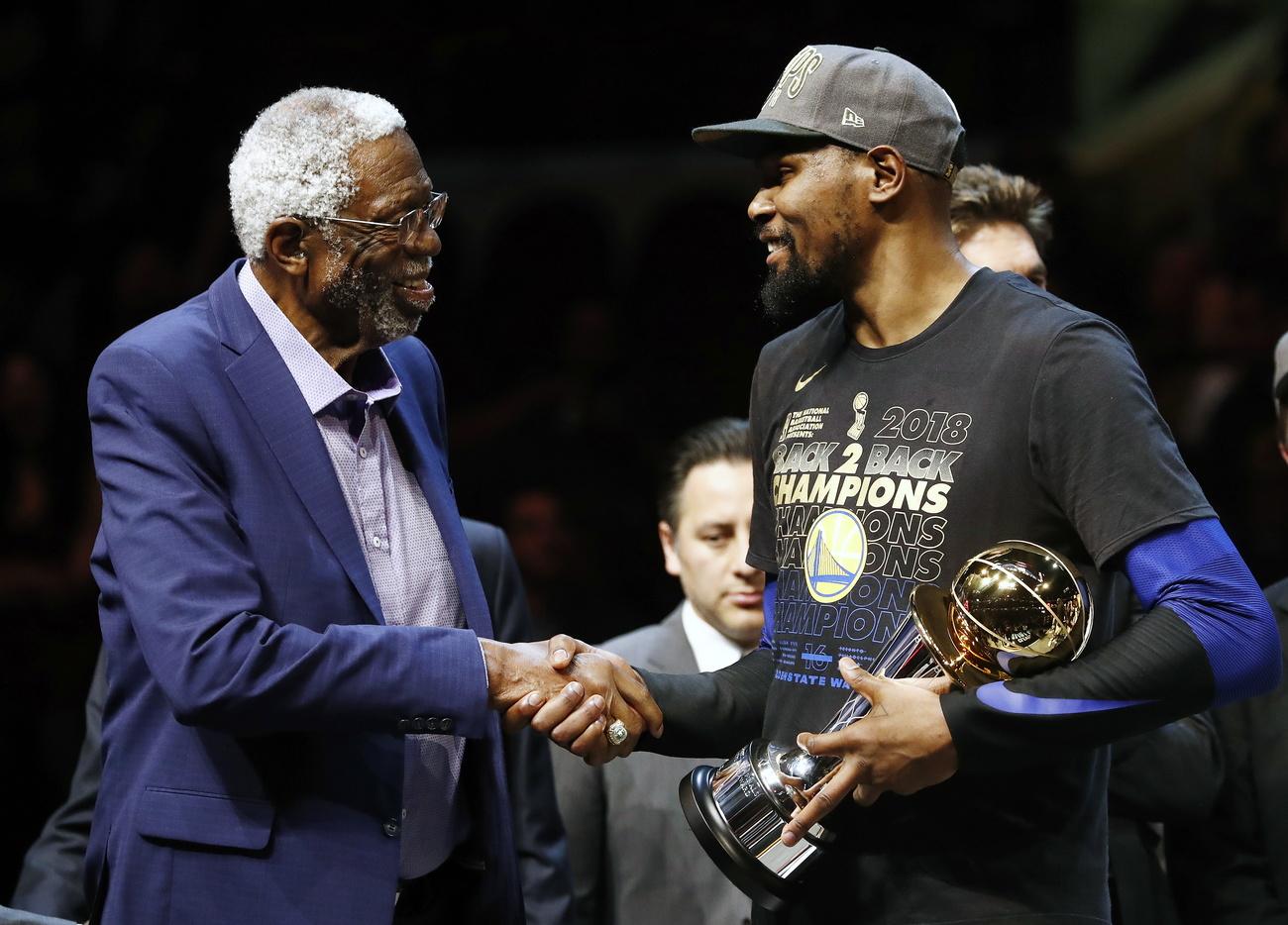 Bill Russell ici en train de féliciter Kevin Durant pour son trophée de MVP en 2018. [KEYSTONE - Larry W. Smith]