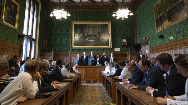 Sir Graham Brady, troisième à gauche, président du Comité 1922, annonce les résultats du scrutin donnant les deux derniers candidats à la direction du Parti conservateur, dans les Chambres du Parlement, à Londres, mercredi 20 juillet 2022. [AP/KEYSTONE - Stefan Rousseau]