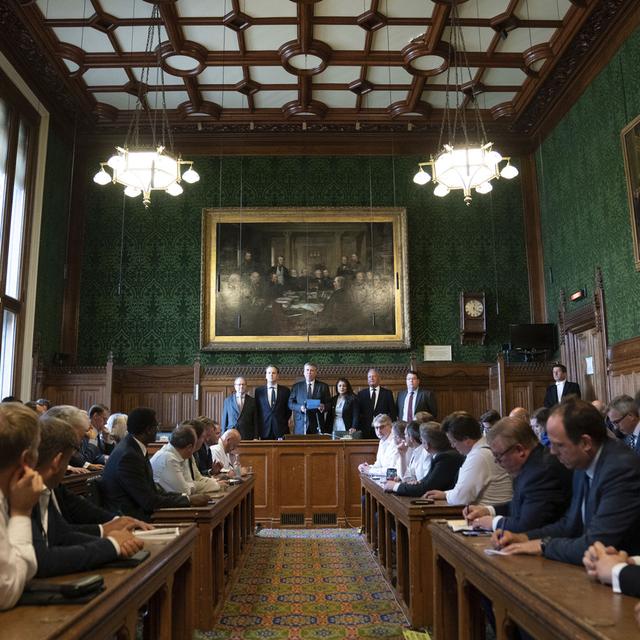 Sir Graham Brady, troisième à gauche, président du Comité 1922, annonce les résultats du scrutin donnant les deux derniers candidats à la direction du Parti conservateur, dans les Chambres du Parlement, à Londres, mercredi 20 juillet 2022. [AP/KEYSTONE - Stefan Rousseau]