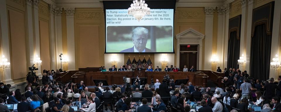 L'audition, méticuleusement organisée et calibrée pour sa retransmission télévisée, était la première opportunité pour la commission de présenter au public ce qu'elle a appris des plus de 1000 témoins interrogés et des 140'000 documents passés au peigne fin. [Keystone - Jabin Botsford]