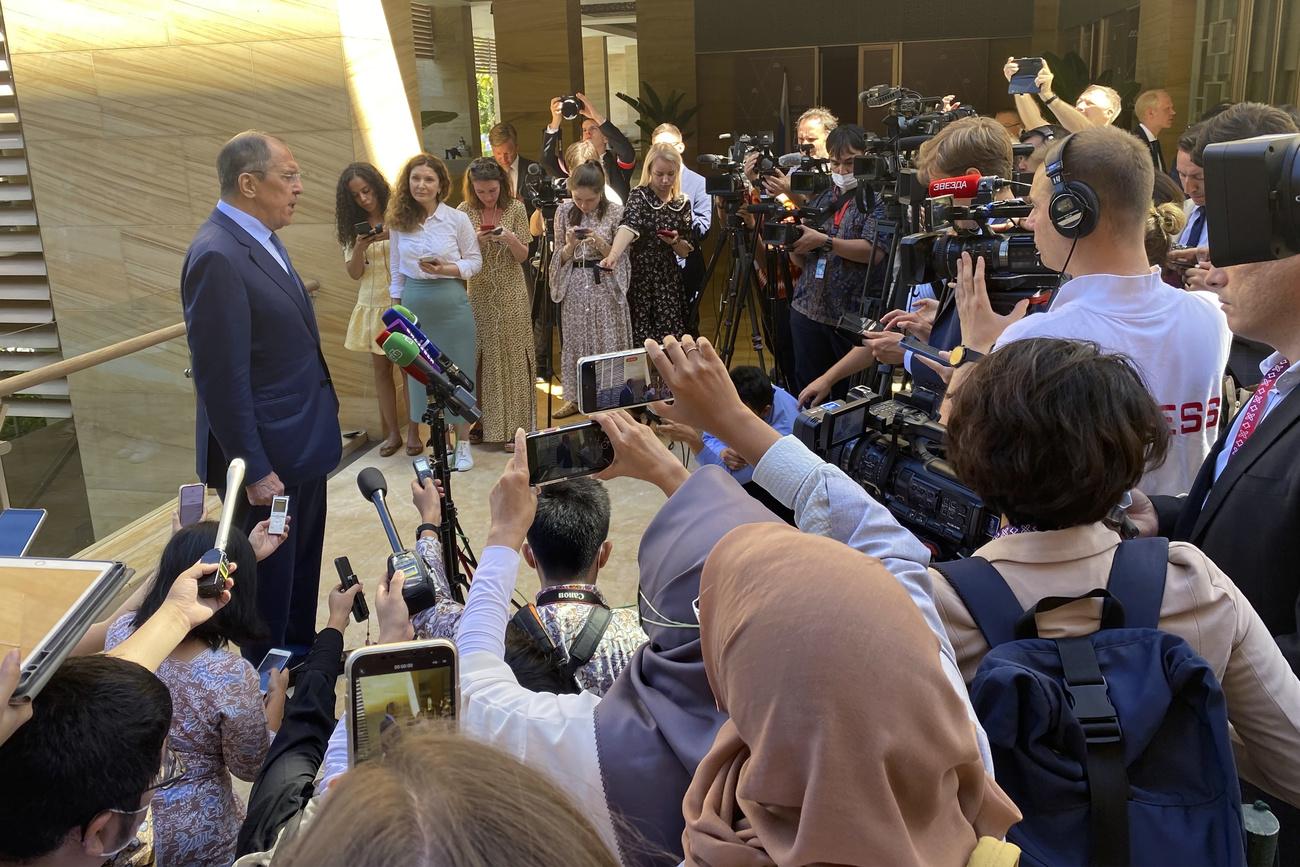 Sergeï Lavrov face aux médias au sommet du G20 en Indonésie. [Keystone - David R. Brunnstrom/Pool Photo via AP]