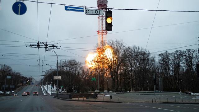 1er mars 2022: la tour de la TV Ukrainienne à Kiev frappée par une explosion. [Reuters - Carlos Barria]