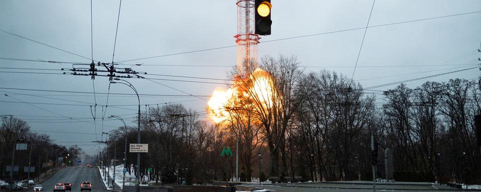 1er mars 2022: la tour de la TV Ukrainienne à Kiev frappée par une explosion. [Reuters - Carlos Barria]