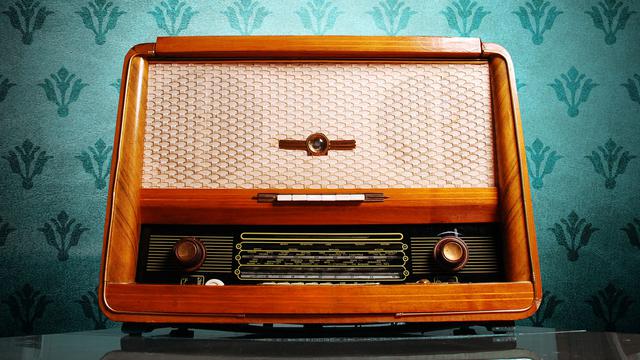 Gros plan sur un poste de radio au style vintage. [Depositphotos - suti]