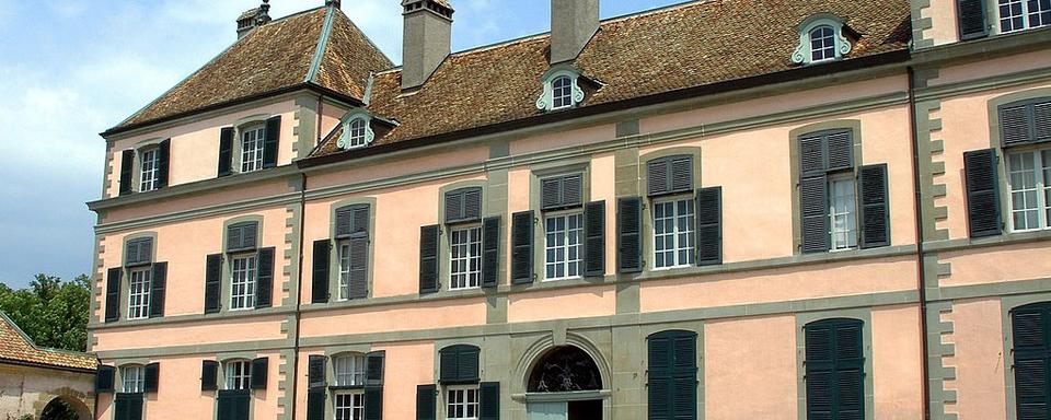 Façade sud du château de Coppet (VD), résidence de Germaine Necker, baronne de Staël-Holstein, plus connue sous le nom de Madame de Staël. C'est là que se réunissait ce qu'on appellera plus tard le "Groupe de Coppet", rassemblant notamment et de manière informelle Benjamin Constant, Madame de Staël ou Jean de Sismondi. Par ces réunions et les propos qui y étaient tenus, tous défiaient le Paris napoléonien. [wikimedia - Bernd Brägelmann]