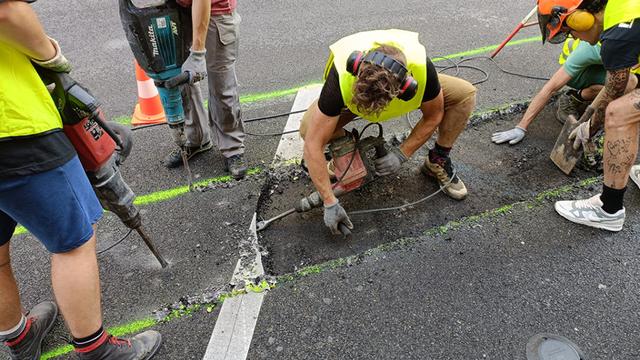 Une quinzaine de membres d'Actif-Trafic et de l'association des habitants des Pâquis se sont attaqués à des places de parc armés de marteaux-piqueurs à Genève. [LDD]