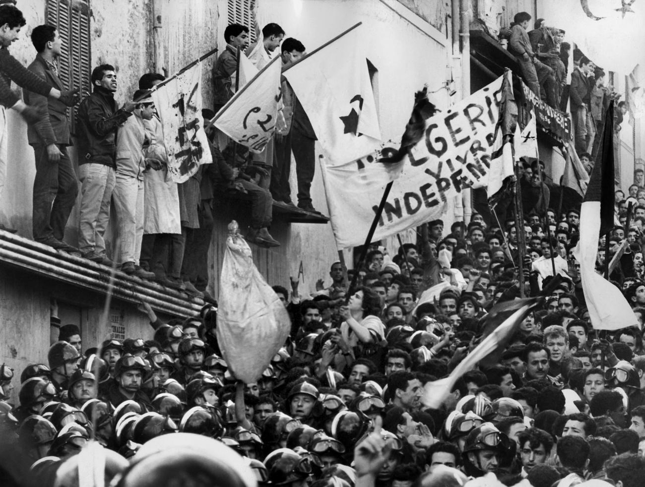 Manifestation le 12 décembre 1960 dans le quartier de Belcourt en Algérie durant une visite de Charles de Gaulle. [Keystone/Str]