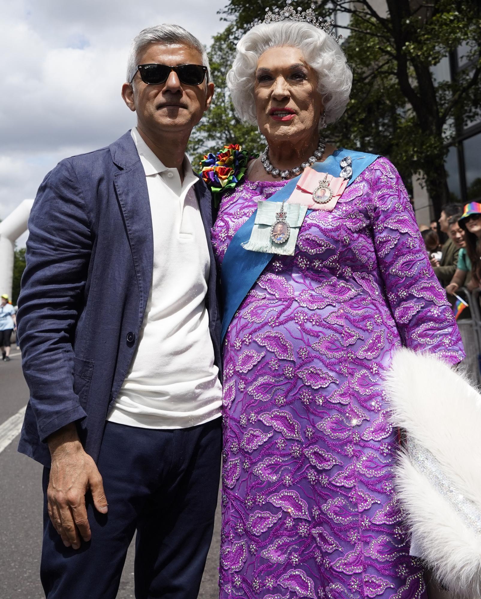 Le maire de Londres Sadiq Khan posant aux côtés d'une personne travestie en reine. [AFP - Niklas Hallen]