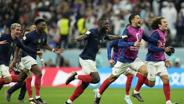L'équipe nationale de France célèbre sa victoire en quart de finale de la Coupe du Monde du Qatar. [AP Photo/Keystone - Francisco Seco]