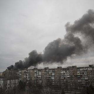 Fumée sortant d'un bâtiment bombardé à Marioupol en Ukraine. [AP Photo/Keystone - Evgeniy Maloletka]