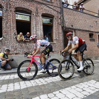 Les coureurs du Tour de France s’apprêtent à franchir les 19 km de pavés entre Lille et Arenberg. [EPA/Keystone - Guillaume Horcajuelo]