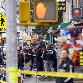 Plusieurs personnes ont été blessées après une fusillade dans le métro de New York. [Keystone - John Minchillo]