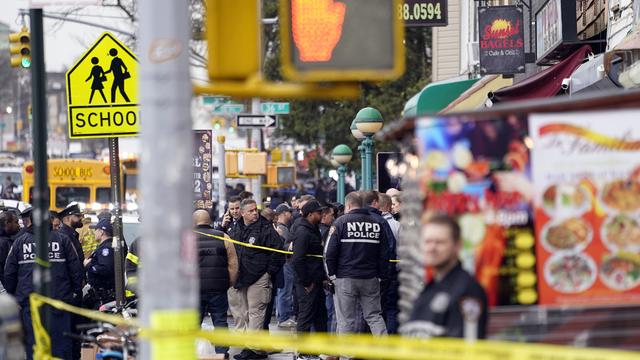 Plusieurs personnes ont été blessées après une fusillade dans le métro de New York. [Keystone - John Minchillo]