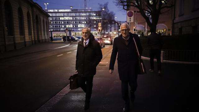 L'ex-patron de Raiffeisen Pierin Vincenz et son avocat Lorenz Erni à Zurich le 28 janvier 2022. [Keystone - Michael Buholzer]
