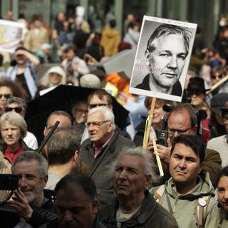 Des personnes participent à un rassemblement de l'UE Free Assange à Bruxelles, en Belgique, le 23 avril 2022. [EPA/KEYSTONE - Olivier Hoslet]