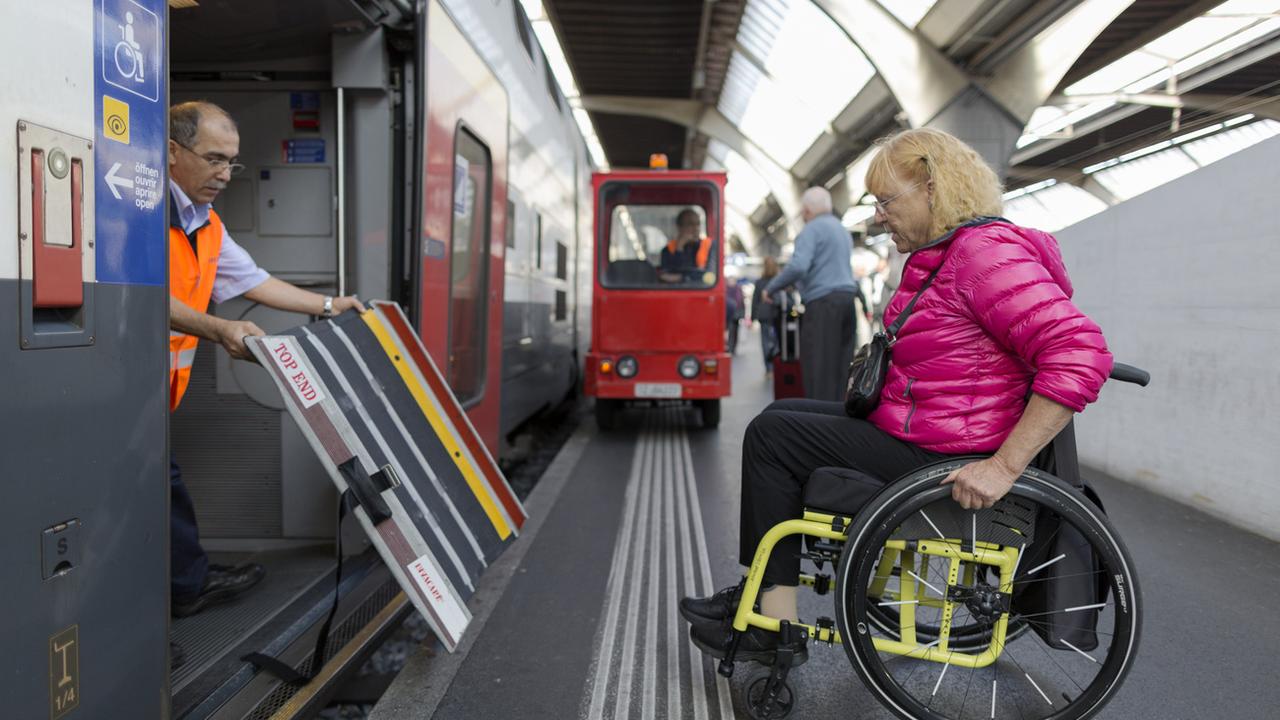 Les CFF en retard dans leur projet d'accessibilité des trains pour personnes handicapées [Keystone - GAETAN BALLY]