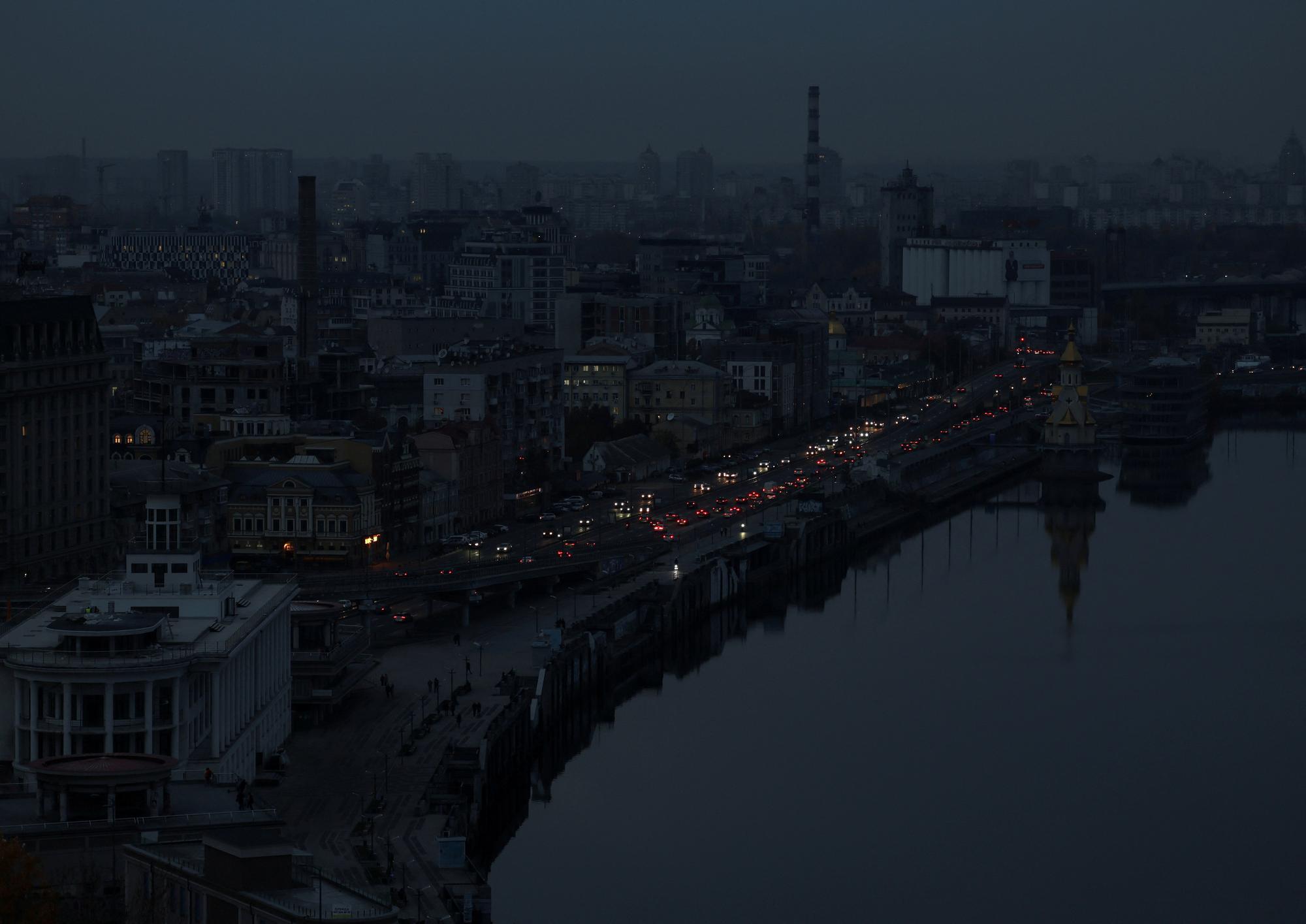 Une vue du centre de Kiev privé d'électricité. [Reuters - Gleb Garanich]