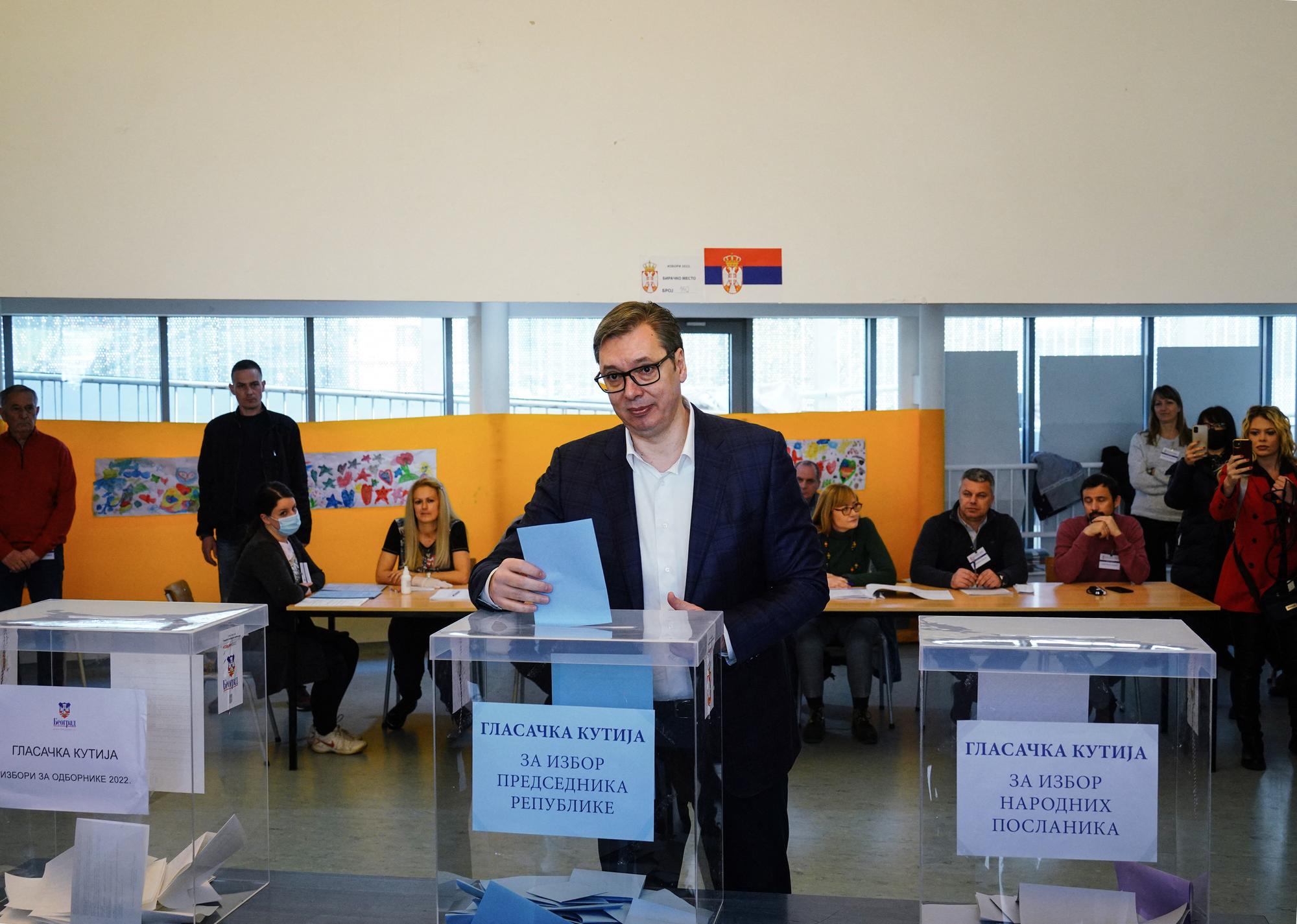 L'actuel président de la Serbie, Aleksandar Vucic, vote le 3 avril 2022. [AFP - -]