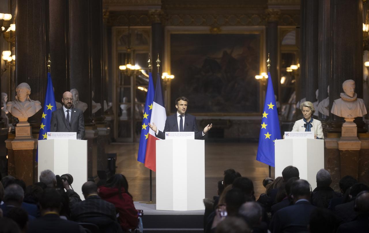 Le président du Conseil européen Charles Michel, le président français Emmanuel Macron et la présidente de la Commission européenne Ursula von der Leyen, le 11 mars 2022 à Versailles. [KEYSTONE - IAN LANGSDON]